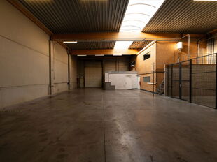 Het betreft de verhuur van een KMO-unit gelegen in industriezone De Zaat in Temse. Deze gunstige ligging nabij zowel op- en afrittencomplex Temse van de E17, als de N16 en de A12, zorgen voor een vlotte ontsluiting naar Antwerpen en Brussel.&nbsp;

De unit he