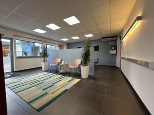 Het betreft de verhuur van een KMO-unit gelegen in industriezone De Zaat in Temse. Deze gunstige ligging nabij zowel op- en afrittencomplex Temse van de E17, als de N16 en de A12, zorgen voor een vlotte ontsluiting naar Antwerpen en Brussel.&nbsp;

De unit he