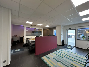 Het betreft de verhuur van een KMO-unit gelegen in industriezone De Zaat in Temse. Deze gunstige ligging nabij zowel op- en afrittencomplex Temse van de E17, als de N16 en de A12, zorgen voor een vlotte ontsluiting naar Antwerpen en Brussel. 

De unit he