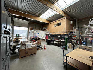 Het betreft de verhuur van een KMO-unit gelegen in industriezone De Zaat in Temse. Deze gunstige ligging nabij zowel op- en afrittencomplex Temse van de E17, als de N16 en de A12, zorgen voor een vlotte ontsluiting naar Antwerpen en Brussel. 

De unit he