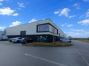 Het betreft de verhuur van twee nieuwbouw KMO-units in het project Ruggeveld te Wijnegem. Het project geniet een uitstekende ligging en biedt een vlotte verbinding via zowel de Bisschoppenhoflaan (op- en afrit Antwerpse Ring - Deurne) als het rondpunt Wom