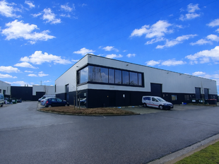 Het betreft de verhuur van twee nieuwbouw KMO-units in het project Ruggeveld te Wijnegem. Het project geniet een uitstekende ligging en biedt een vlotte verbinding via zowel de Bisschoppenhoflaan (op- en afrit Antwerpse Ring - Deurne) als het rondpunt Wom