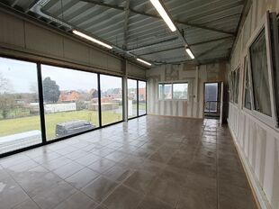 Het betreft de verhuur van twee nieuwbouw KMO-units in het project Ruggeveld te Wijnegem. Het project geniet een uitstekende ligging en biedt een vlotte verbinding via zowel de Bisschoppenhoflaan (op- en afrit Antwerpse Ring - Deurne) als het rondpunt Wom