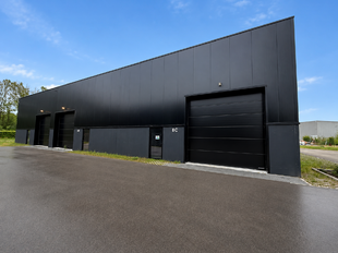 Recente nieuwbouwunit met een oppervlakte van ca. 181 m&sup2;, gelegen binnen het Duffel Business Park langs de Notmeir te Duffel. De site geniet van een vlotte bereikbaarheid via de N1 (Antwerpen &ndash; Mechelen) en bevindt zich op korte afstand van de op- en a