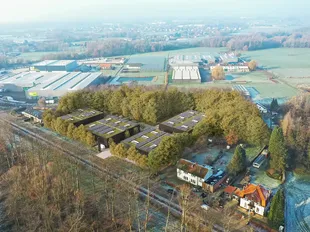 Recente nieuwbouwunit met een oppervlakte van ca. 228 m&sup2;, gelegen binnen het Duffel Business Park langs de Notmeir te Duffel. De site geniet van een vlotte bereikbaarheid via de N1 (Antwerpen &ndash; Mechelen) en bevindt zich op korte afstand van de op- en a