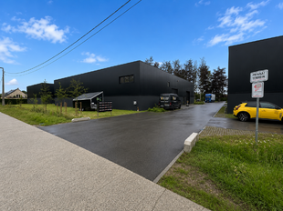 Recente nieuwbouwunit met een oppervlakte van ca. 237 m&sup2;, gelegen binnen het Duffel Business Park langs de Notmeir te Duffel. De site geniet van een vlotte bereikbaarheid via de N1 (Antwerpen &ndash; Mechelen) en bevindt zich op korte afstand van de op- en a
