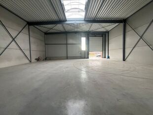 Strategisch gelegen te Heist-op-den-Berg, bieden wij binnen het nieuwbouw KMO-project &lsquo;Langveld&rsquo; een verhuurde KMO-unit te koop aan als investeringsopportuniteit.

Unit D24 omvat ca. 306 m&sup2; opslagruimte/werkplaats met een vrije hoogte van ca. 7,5 met