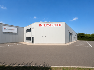 Op een strategische locatie in de KMO-zone Laerevelden te Rumst, aan de Steenweg op Waarloos 63, bieden wij een representatief en modern bedrijfsgebouw te huur aan. Dit pand is vlot bereikbaar via afrit 8 (Rumst) van de E19, ideaal gelegen tussen Antwerpe