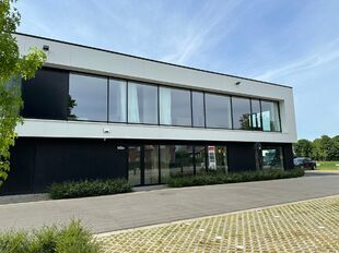 In het nieuwbouw bedrijvenpark, langsheen de Abtsdreef, bieden wij deze prachtig afgewerkte KMO-unit aan. Deze KMO-unit geniet een uitstekende ligging te Stabroek nabij de Haven van Antwerpen. Maar ook op het bedrijvenpark zelf is deze hoekunit strategisc