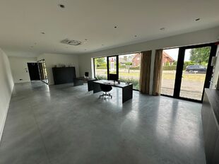 In het nieuwbouw bedrijvenpark, langsheen de Abtsdreef, bieden wij deze prachtig afgewerkte KMO-unit aan. Deze KMO-unit geniet een uitstekende ligging te Stabroek nabij de Haven van Antwerpen. Maar ook op het bedrijvenpark zelf is deze hoekunit strategisc