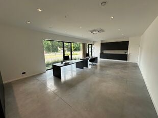 In het nieuwbouw bedrijvenpark, langsheen de Abtsdreef, bieden wij deze prachtig afgewerkte KMO-unit aan. Deze KMO-unit geniet een uitstekende ligging te Stabroek nabij de Haven van Antwerpen. Maar ook op het bedrijvenpark zelf is deze hoekunit strategisc