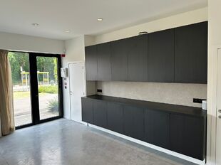 In het nieuwbouw bedrijvenpark, langsheen de Abtsdreef, bieden wij deze prachtig afgewerkte KMO-unit aan. Deze KMO-unit geniet een uitstekende ligging te Stabroek nabij de Haven van Antwerpen. Maar ook op het bedrijvenpark zelf is deze hoekunit strategisc