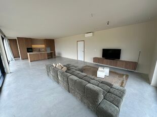 In het nieuwbouw bedrijvenpark, langsheen de Abtsdreef, bieden wij deze prachtig afgewerkte KMO-unit aan. Deze KMO-unit geniet een uitstekende ligging te Stabroek nabij de Haven van Antwerpen. Maar ook op het bedrijvenpark zelf is deze hoekunit strategisc