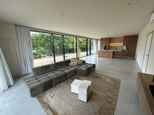 In het nieuwbouw bedrijvenpark, langsheen de Abtsdreef, bieden wij deze prachtig afgewerkte KMO-unit aan. Deze KMO-unit geniet een uitstekende ligging te Stabroek nabij de Haven van Antwerpen. Maar ook op het bedrijvenpark zelf is deze hoekunit strategisc