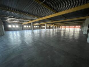 Langs de zijkant van het gebouw kan er eenvoudig geladen en gelost worden via een laadbrug. Vervolgens kan de stockage via twee functionele goederenliften naar het derde verdiep worden gebracht.

- Oppervlakte: ca. 2.300 m&sup2;
- Vrije hoogtes:
Laagste punt 