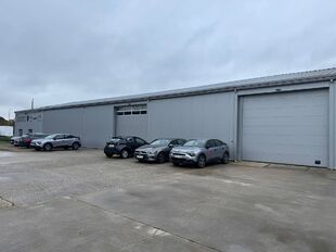 Op deze schitterende locatie te Antwerpen Ekeren, vlakbij het op- en afrittencomplex van de A12, bieden wij dit bedrijfsgebouw te huur aan. Het eigendom is gelegen in agrarische zone met een vergunning voor passieve opslag.
Het pand omvat ca. 1 856 m²