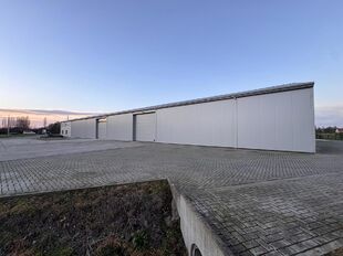 Op deze schitterende locatie te Antwerpen Ekeren, vlakbij het op- en afrittencomplex van de A12, bieden wij dit bedrijfsgebouw te huur aan. Het eigendom is gelegen in agrarische zone met een vergunning voor passieve opslag.
Het pand omvat ca. 1 856 m²