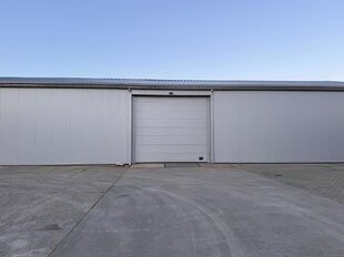 Op deze schitterende locatie te Antwerpen Ekeren, vlakbij het op- en afrittencomplex van de A12, bieden wij dit bedrijfsgebouw te huur aan. Het eigendom is gelegen in agrarische zone met een vergunning voor passieve opslag.
Het pand omvat ca. 1 856 m²