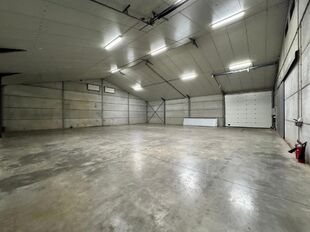 Op deze schitterende locatie te Antwerpen Ekeren, vlakbij het op- en afrittencomplex van de A12, bieden wij dit bedrijfsgebouw te huur aan. Het eigendom is gelegen in agrarische zone met een vergunning voor passieve opslag.
Het pand omvat ca. 1 856 m²