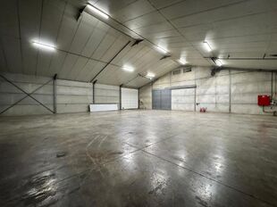 Op deze schitterende locatie te Antwerpen Ekeren, vlakbij het op- en afrittencomplex van de A12, bieden wij dit bedrijfsgebouw te huur aan. Het eigendom is gelegen in agrarische zone met een vergunning voor passieve opslag.
Het pand omvat ca. 1 856 m²