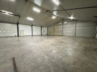 Op deze schitterende locatie te Antwerpen Ekeren, vlakbij het op- en afrittencomplex van de A12, bieden wij dit bedrijfsgebouw te huur aan. Het eigendom is gelegen in agrarische zone met een vergunning voor passieve opslag. 

Het pand omvat ca. 1 856 m&sup2; 