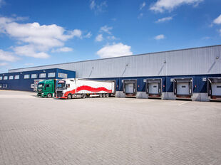 Strategisch gelegen logistieke ruimte van ca. 3.175 m&sup2; te huur in Wilrijk, met een uitstekende bereikbaarheid nabij de A12.

Het magazijn beschikt over een vrije hoogte van 10 meter en is uitgerust met 4 laad- en loskades en 1 gelijkvloerse sectionaalpoo