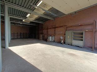 Gelegen langsheen de Liersesteenweg, bieden wij een opslagruimte te huur aan. Door de strategische locatie geniet het pand - met een totale oppervlakte van ca. 365 m² - van een uitstekende ontsluiting naar Lier en naar de E313 (Antwerpen - Luik). 

De o