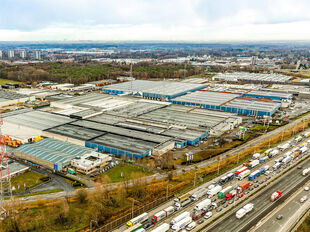 Dit strategisch gelegen magazijn bevindt zich in Industriepark-West in Sint-Niklaas, op slechts 2 km van op- en afrit 15 van de E17. Dankzij deze centrale ligging zijn Antwerpen, Gent en de omliggende regio’s via de N16 vlot bereikbaar. De site geniet b