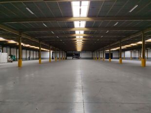 Dit strategisch gelegen magazijn bevindt zich in Industriepark-West in Sint-Niklaas, op slechts 2 km van op- en afrit 15 van de E17. Dankzij deze centrale ligging zijn Antwerpen, Gent en de omliggende regio’s via de N16 vlot bereikbaar. De site geniet b