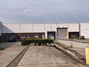 Dit strategisch gelegen magazijn bevindt zich in Industriepark-West in Sint-Niklaas, op slechts 2 km van op- en afrit 15 van de E17. Dankzij deze centrale ligging zijn Antwerpen, Gent en de omliggende regio’s via de N16 vlot bereikbaar. De site geniet b
