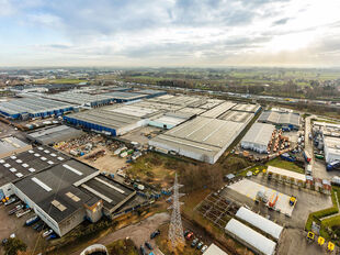 Dit strategisch gelegen magazijn bevindt zich in Industriepark-West in Sint-Niklaas, op slechts 2 km van op- en afrit 15 van de E17. Dankzij deze centrale ligging zijn Antwerpen, Gent en de omliggende regio’s via de N16 vlot bereikbaar. De site geniet b