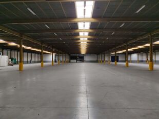 Dit strategisch gelegen magazijn bevindt zich in Industriepark-West in Sint-Niklaas, op slechts 2 km van op- en afrit 15 van de E17. Dankzij deze centrale ligging zijn Antwerpen, Gent en de omliggende regio’s via de N16 vlot bereikbaar. De site geniet b