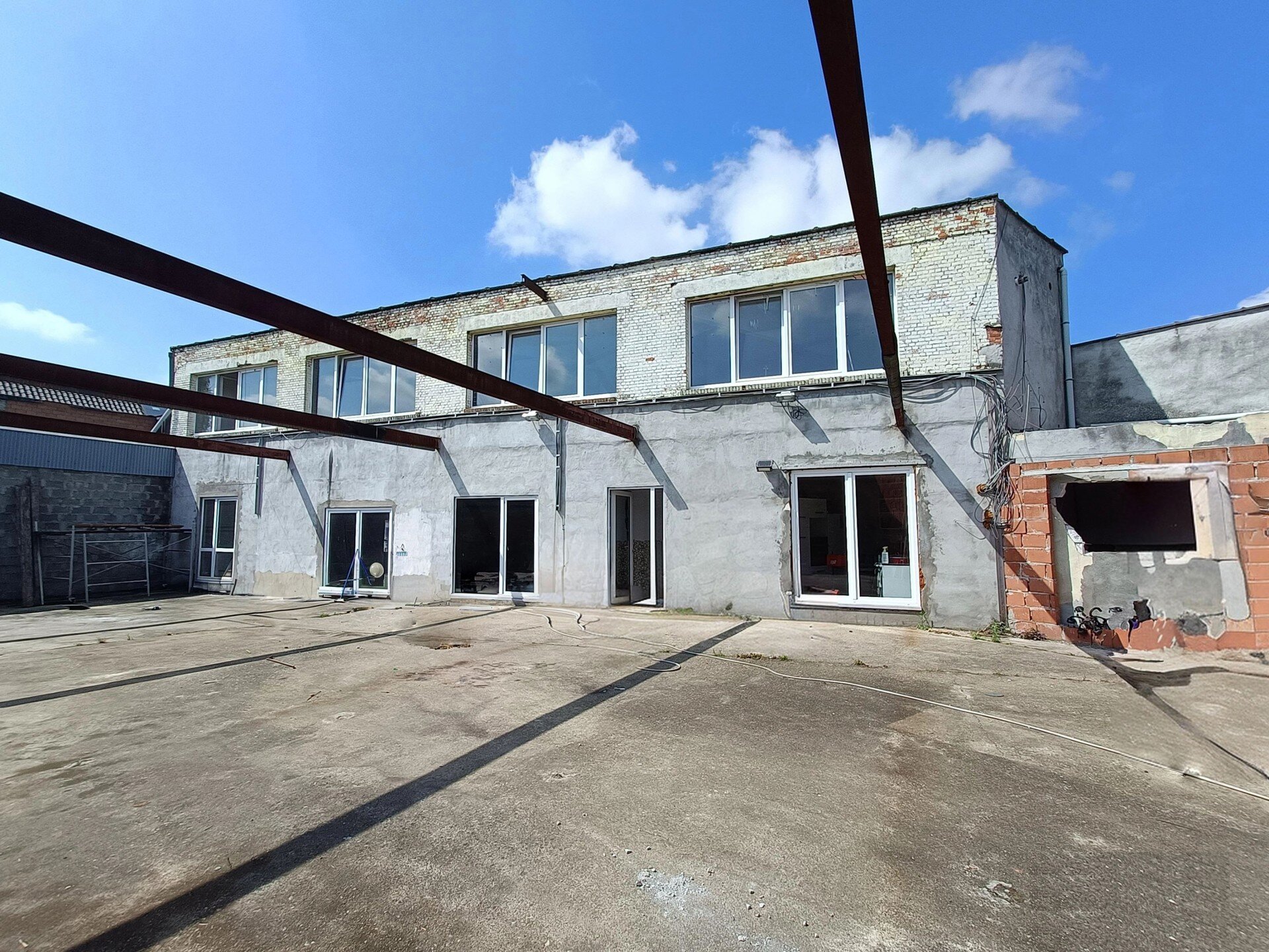 Gelegen in de Van Heetveldelei, bieden wij onderstaand gebouw voor gemengd gebruik te huur aan. Het pand is strategisch gelegen nabij op- en afritten van de Ring rond Antwerpen, wat ontsluiting biedt richting Brussel, de Kempen en Nederland. Openbaar verv