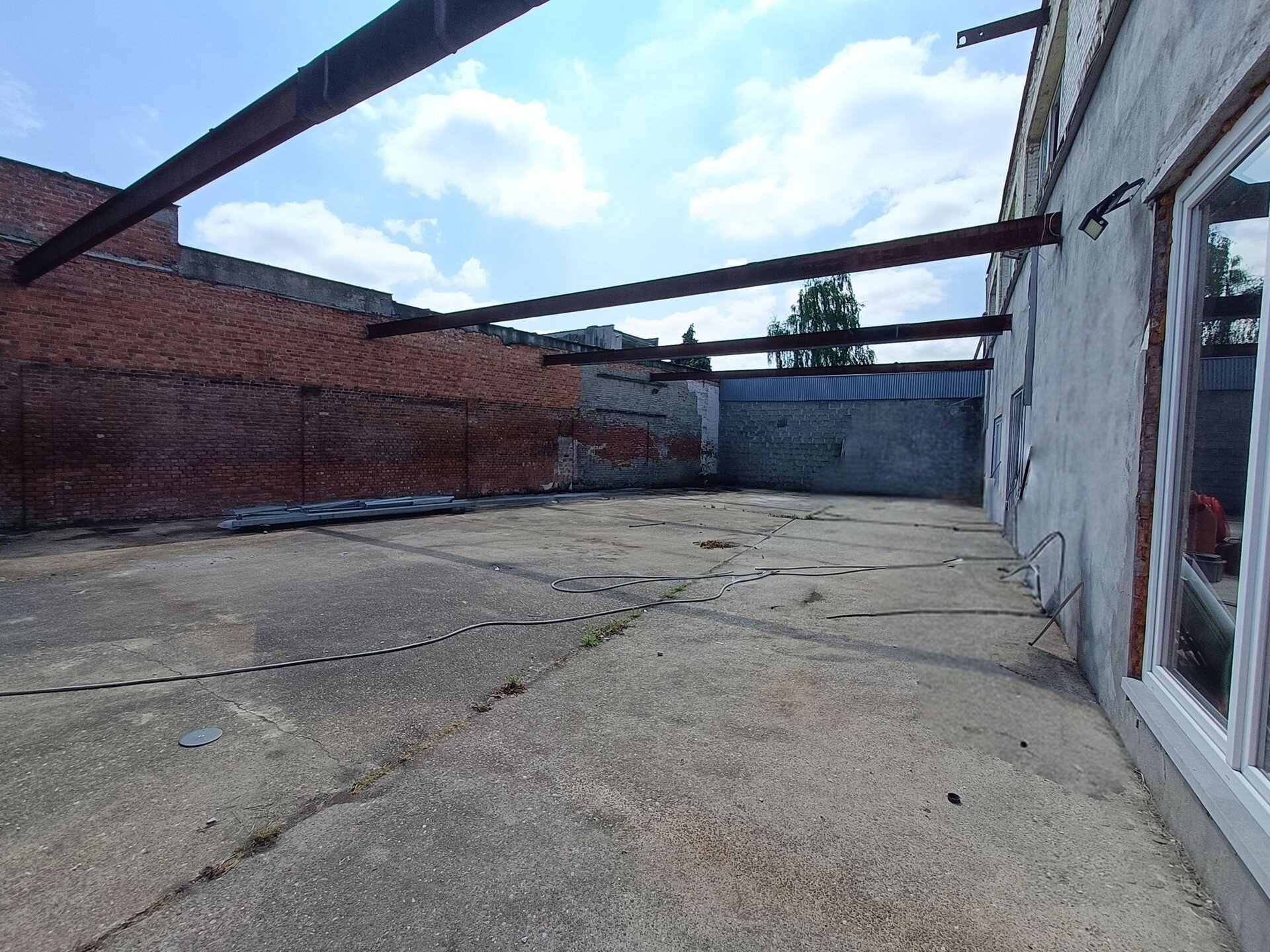 Gelegen in de Van Heetveldelei, bieden wij onderstaand gebouw voor gemengd gebruik te huur aan. Het pand is strategisch gelegen nabij op- en afritten van de Ring rond Antwerpen, wat ontsluiting biedt richting Brussel, de Kempen en Nederland. Openbaar verv