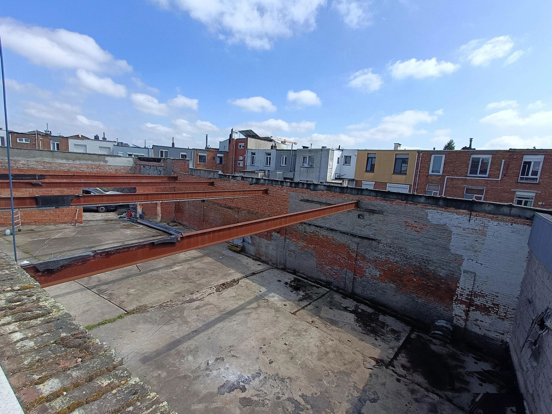 Gelegen in de Van Heetveldelei, bieden wij onderstaand gebouw voor gemengd gebruik te huur aan. Het pand is strategisch gelegen nabij op- en afritten van de Ring rond Antwerpen, wat ontsluiting biedt richting Brussel, de Kempen en Nederland. Openbaar verv