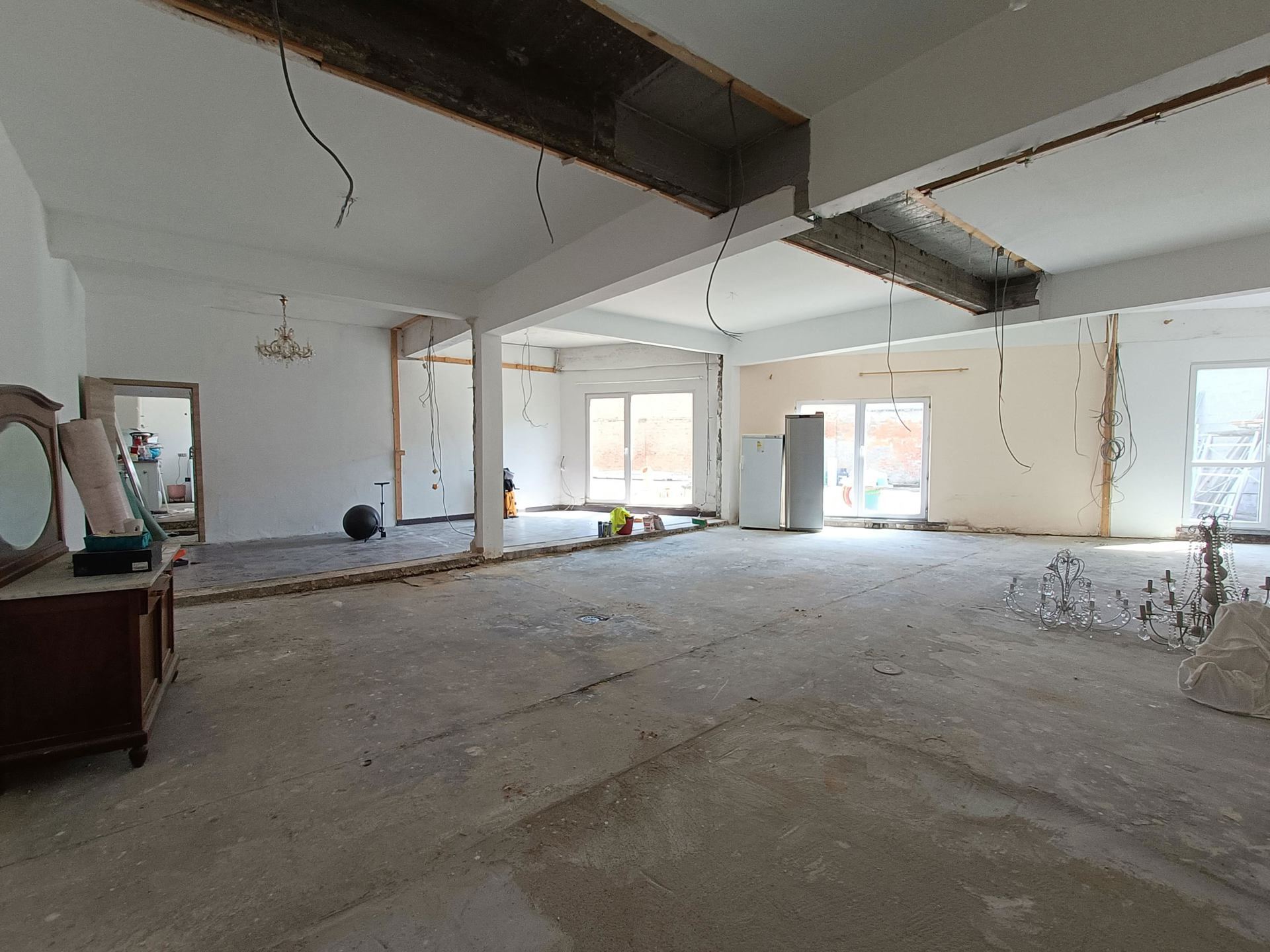 Gelegen in de Van Heetveldelei, bieden wij onderstaand gebouw voor gemengd gebruik te huur aan. Het pand is strategisch gelegen nabij op- en afritten van de Ring rond Antwerpen, wat ontsluiting biedt richting Brussel, de Kempen en Nederland. Openbaar verv