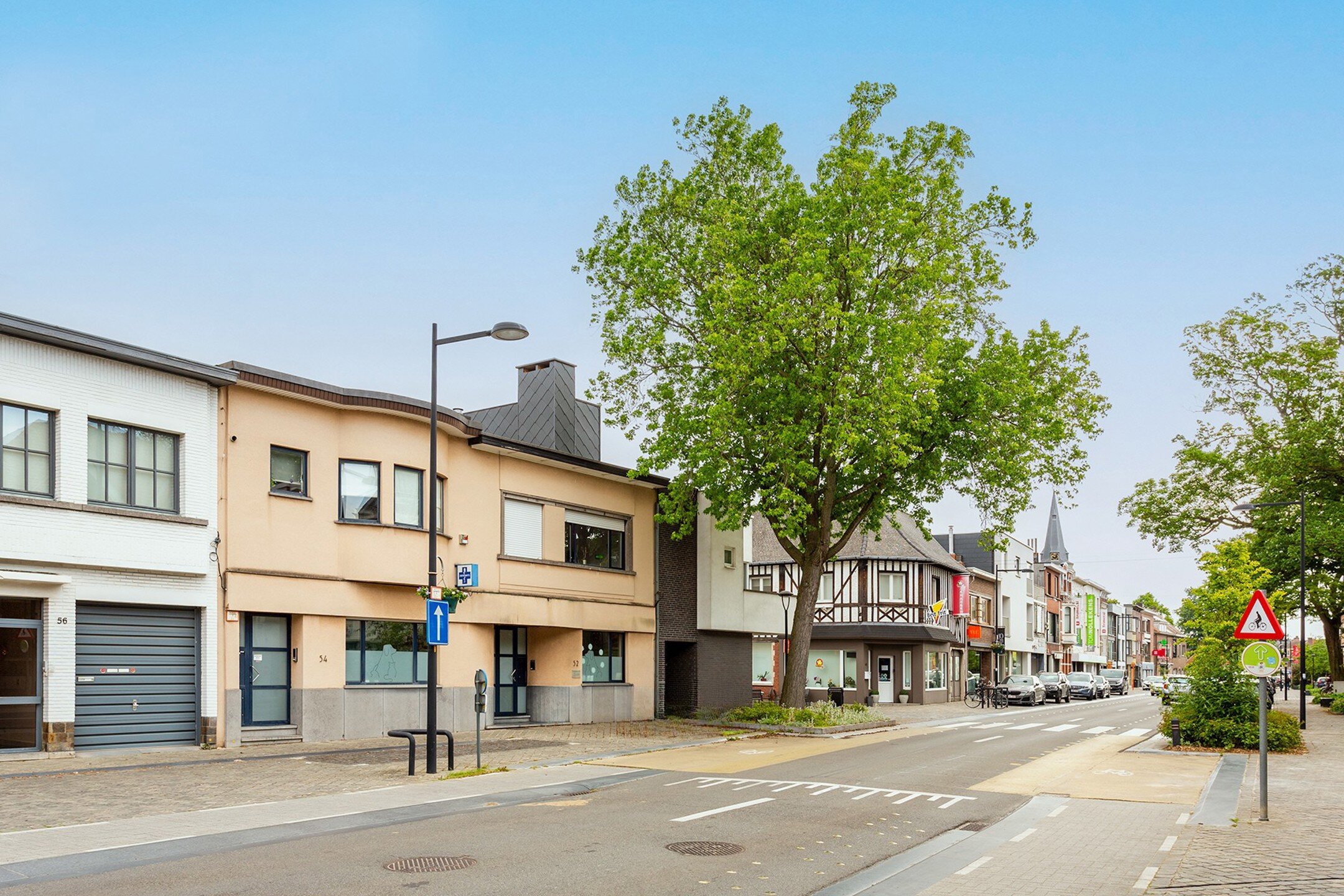 Deze mooie handelsruimte ligt pal in het commerciële centrum van Hove, met een mooie visibiliteit.
Het gelijkvloers heeft een private toegang vanaf de straat en is uitermate geschikt voor een waaier aan toepassingen (vb. vrije beroepen, groepspraktijk,.