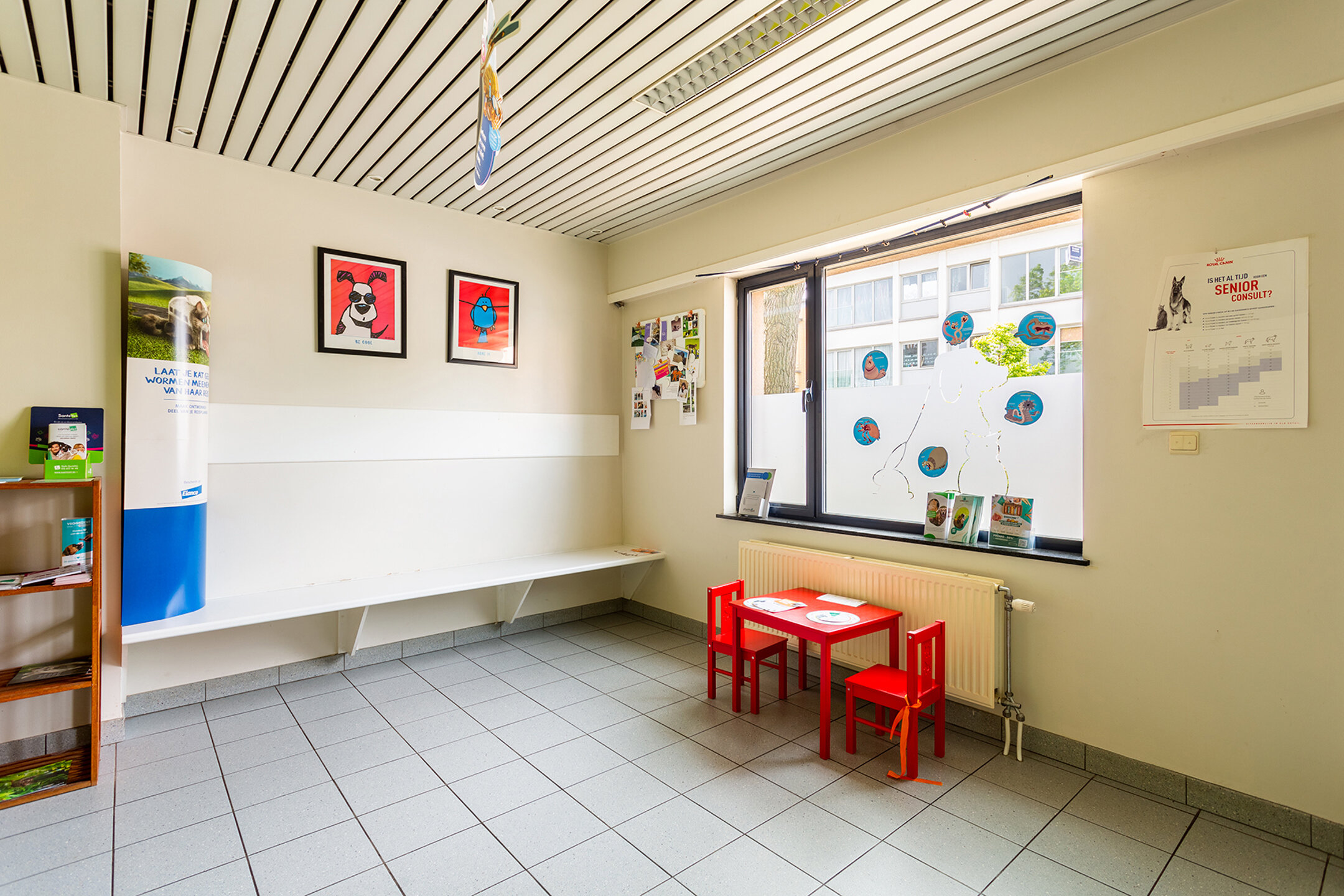 Deze mooie handelsruimte ligt pal in het commerciële centrum van Hove, met een mooie visibiliteit.

Het gelijkvloers heeft een private toegang vanaf de straat en is uitermate geschikt voor een waaier aan toepassingen (vb. vrije beroepen, groepspraktijk,.