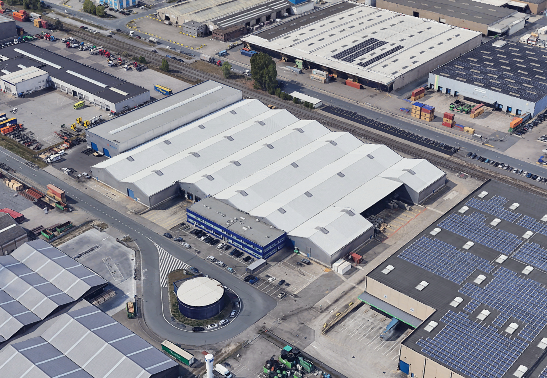Het betreft de verhuur van een bedrijfsgebouw gelegen op een toplocatie in de Haven van Antwerpen, nabij enkele belangrijke invalswegen zoals de A12, E19 en de Ring van Antwerpen. Het gebouw omvat een totale oppervlakte van 13 546 m², bestaande uit 13 39