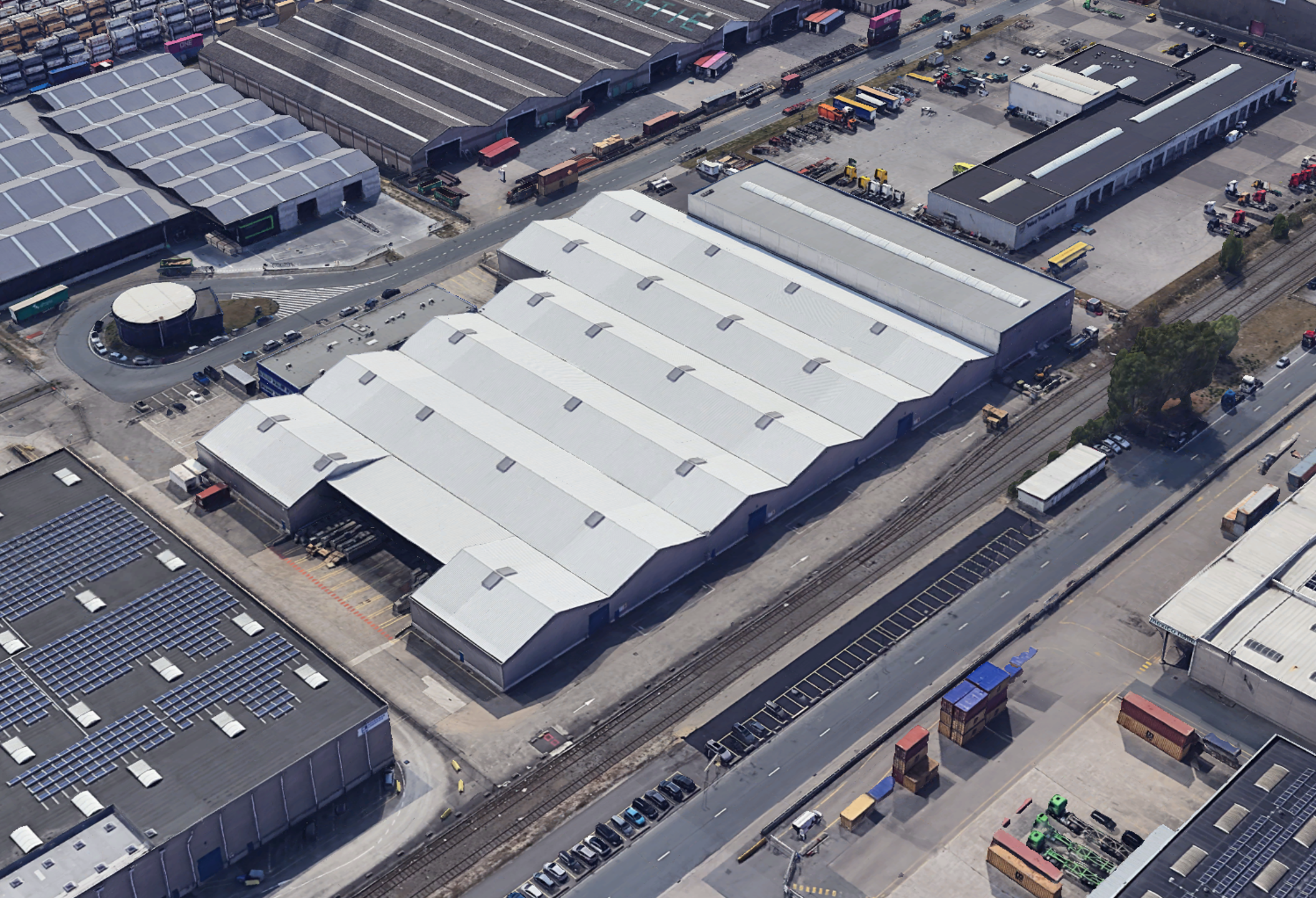 Het betreft de verhuur van een bedrijfsgebouw gelegen op een toplocatie in de Haven van Antwerpen, nabij enkele belangrijke invalswegen zoals de A12, E19 en de Ring van Antwerpen. Het gebouw omvat een totale oppervlakte van 13 546 m², bestaande uit 13 39