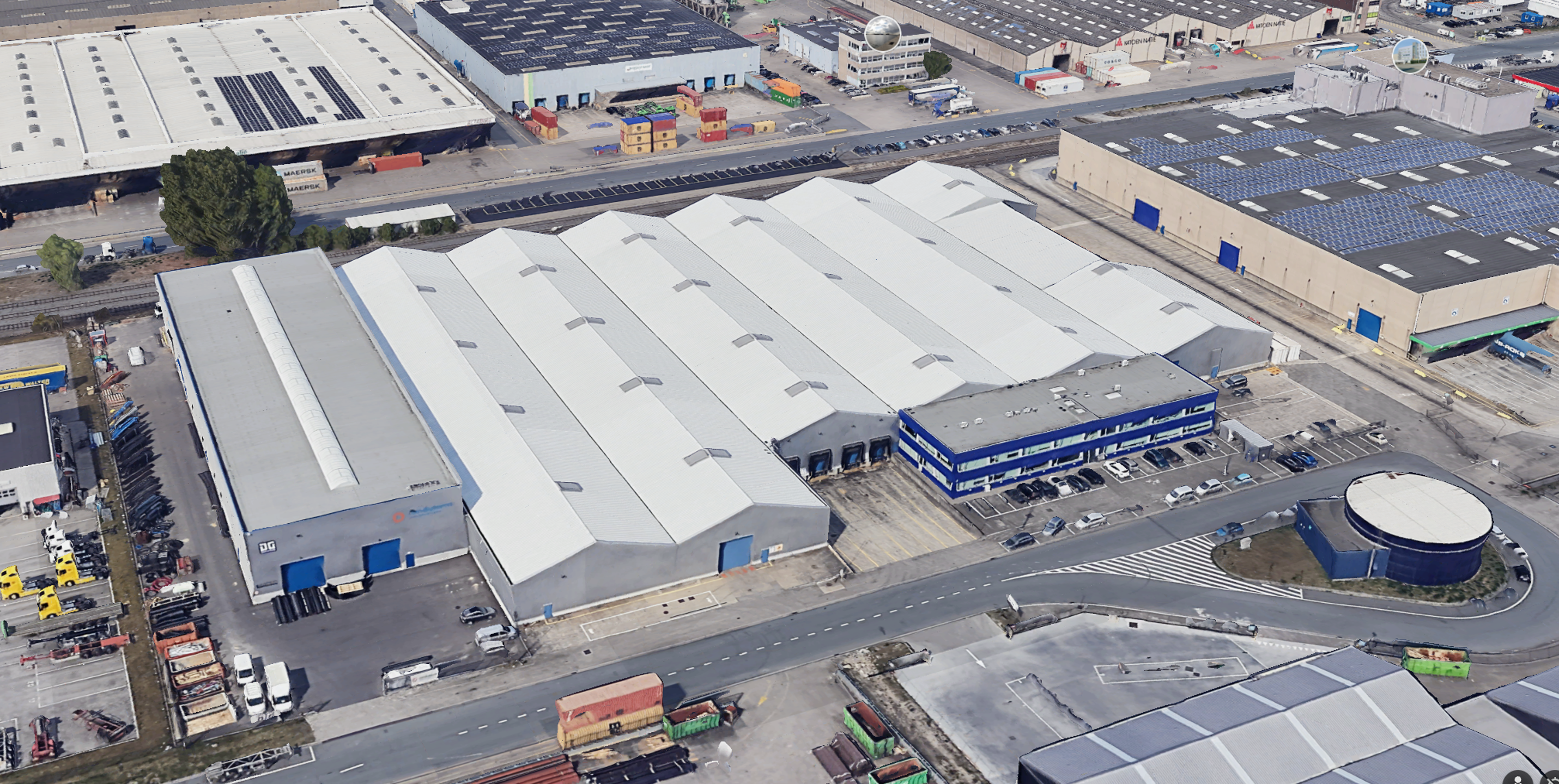 Het betreft de verhuur van een bedrijfsgebouw gelegen op een toplocatie in de Haven van Antwerpen, nabij enkele belangrijke invalswegen zoals de A12, E19 en de Ring van Antwerpen. Het gebouw omvat een totale oppervlakte van 13 546 m², bestaande uit 13 39