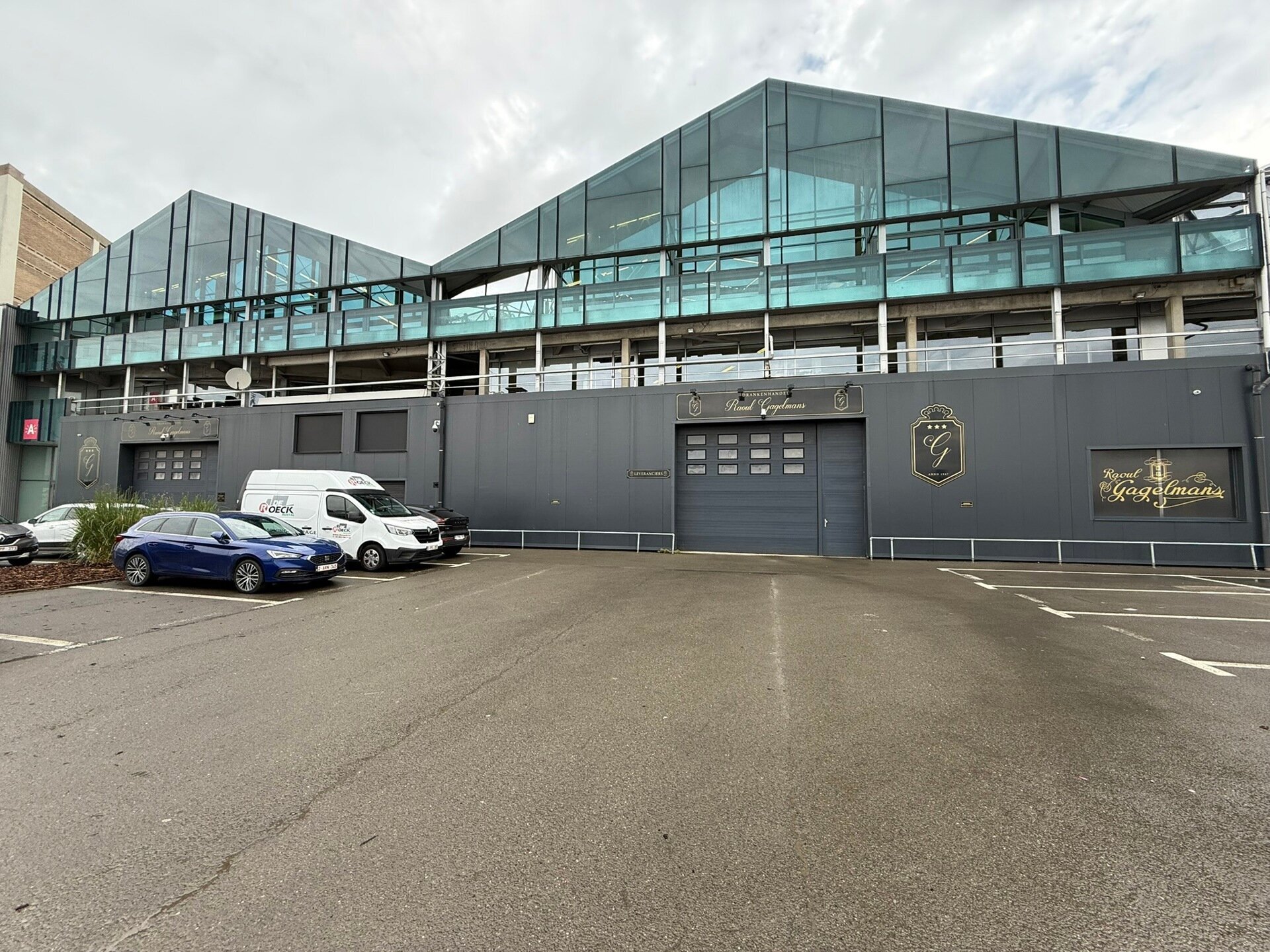 Op een strategische locatie aan de Straatsburgdok-Noordkaai 27 in Antwerpen, vlakbij de Haven van Antwerpen, bevindt zich dit functionele magazijn met bijhorende kantoren. Met een oppervlakte van ca. 2000 m² is dit gebouw uitermate geschikt voor bedrijve