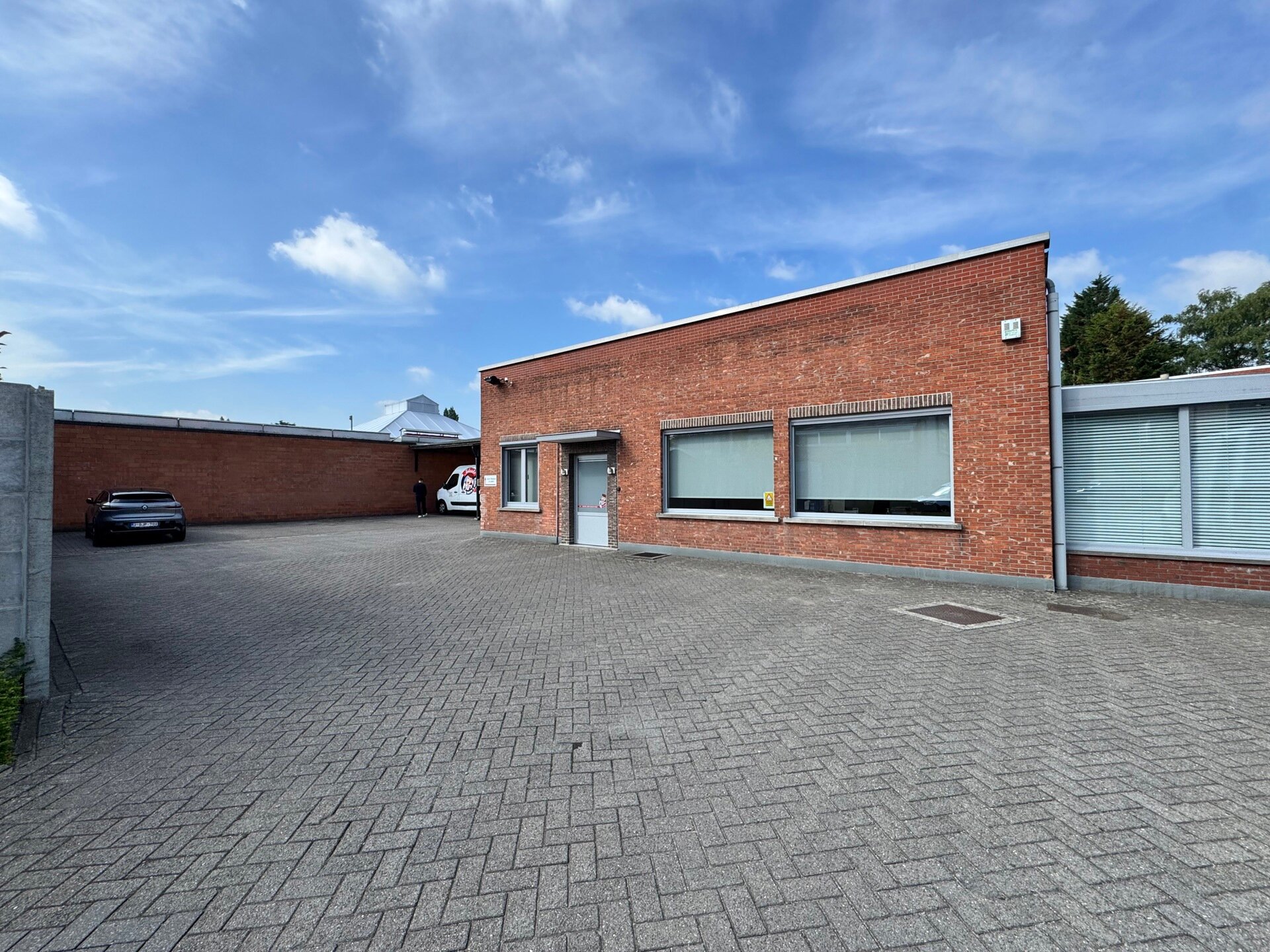 Op een uitstekende locatie, langsheen de Kapelsesteenweg te Ekeren, bieden wij dit functionele en veelzijdige gebouw te huur aan. Dankzij de ligging langs de Kapelsesesteenweg geniet het gebouw van een vlotte bereikbaarheid en uitstekende visibiliteit. Di