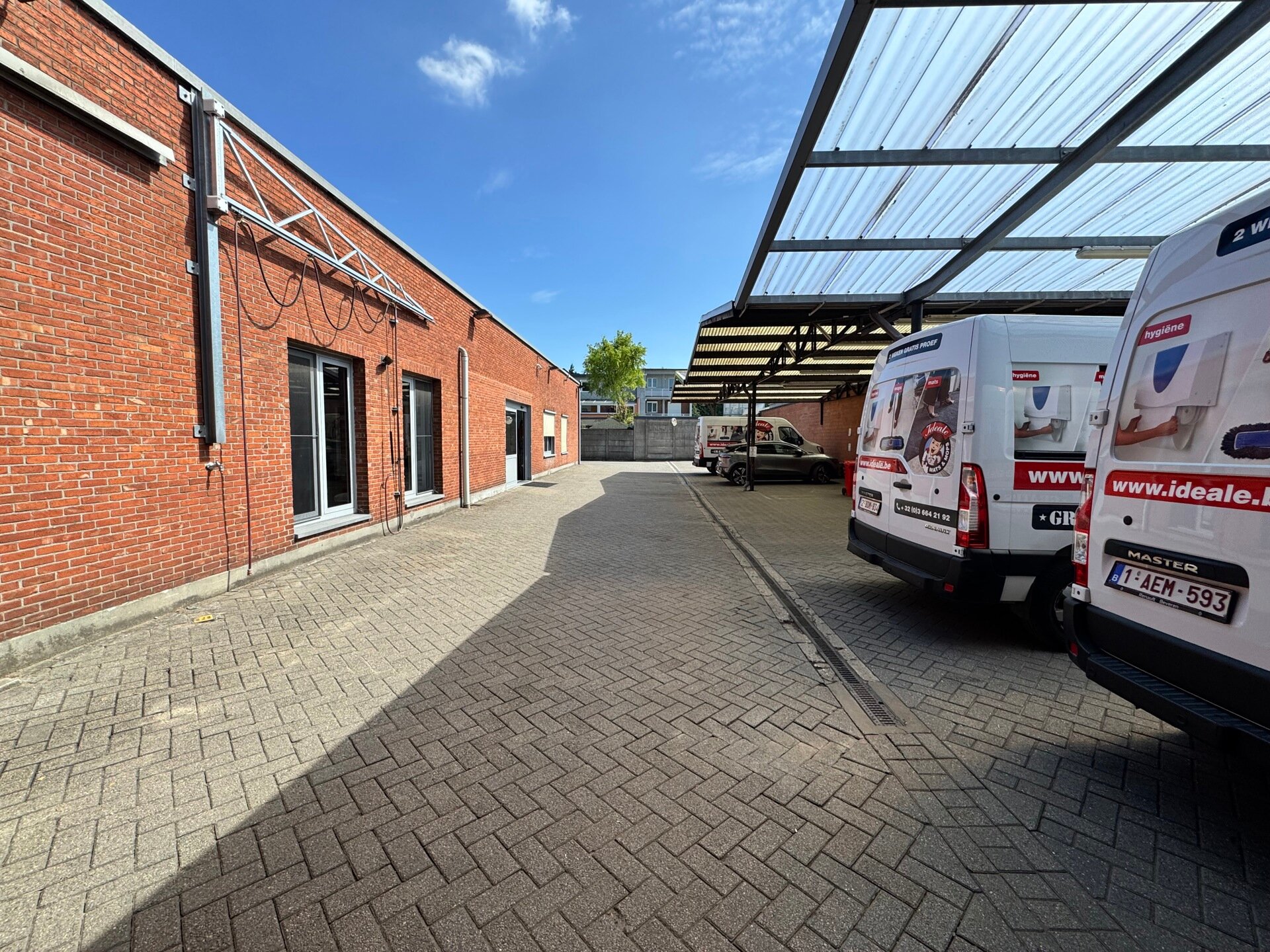 Op een uitstekende locatie, langsheen de Kapelsesteenweg te Ekeren, bieden wij dit functionele en veelzijdige gebouw te huur aan. Dankzij de ligging langs de Kapelsesesteenweg geniet het gebouw van een vlotte bereikbaarheid en uitstekende visibiliteit. Di