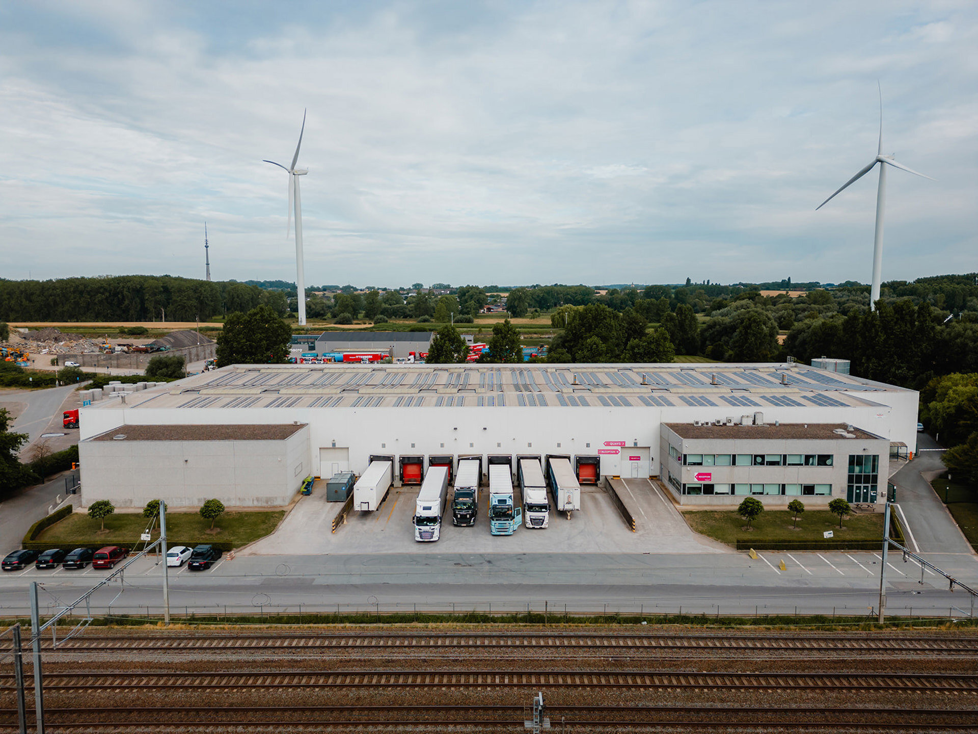 Het betreft de verhuur van een logistiek gebouw op een uitstekende locatie ten zuiden van Brussel, gelegen tussen de E19 (Antwerpen-Brussel) en de N6.
Het gebouw heeft een oppervlakte van ca. 7275 m², bestaande uit ca. 6770 m² opslagruimte en ca. 505