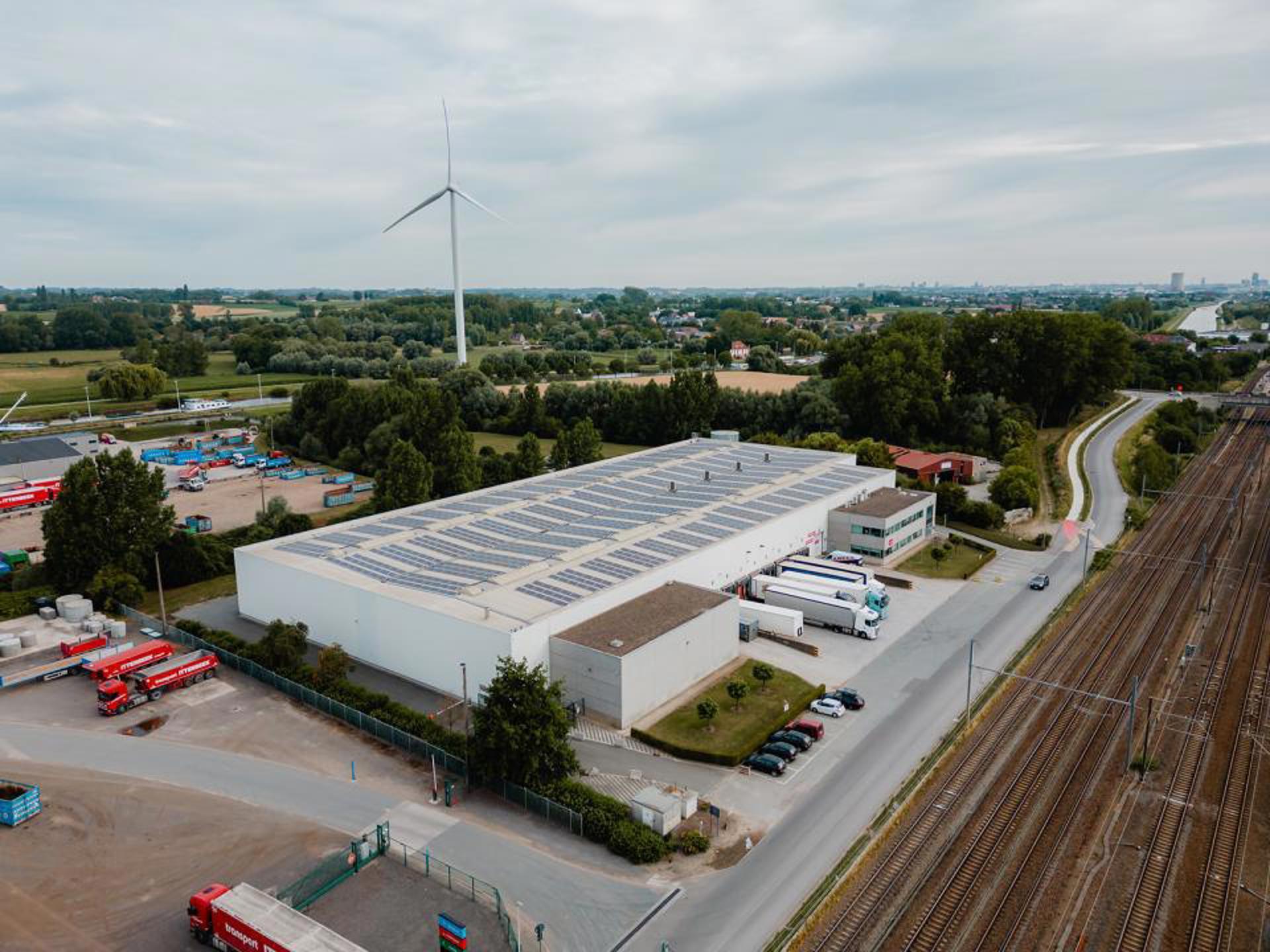 Het betreft de verhuur van een logistiek gebouw op een uitstekende locatie ten zuiden van Brussel, gelegen tussen de E19 (Antwerpen-Brussel) en de N6. 

Het gebouw heeft een oppervlakte van ca. 7275 m², bestaande uit ca. 6770 m² opslagruimte en ca. 505 