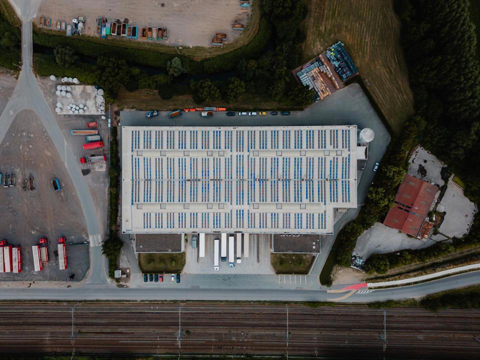 Het betreft de verhuur van een logistiek gebouw op een uitstekende locatie ten zuiden van Brussel, gelegen tussen de E19 (Antwerpen-Brussel) en de N6. 

Het gebouw heeft een oppervlakte van ca. 7275 m², bestaande uit ca. 6770 m² opslagruimte en ca. 505 