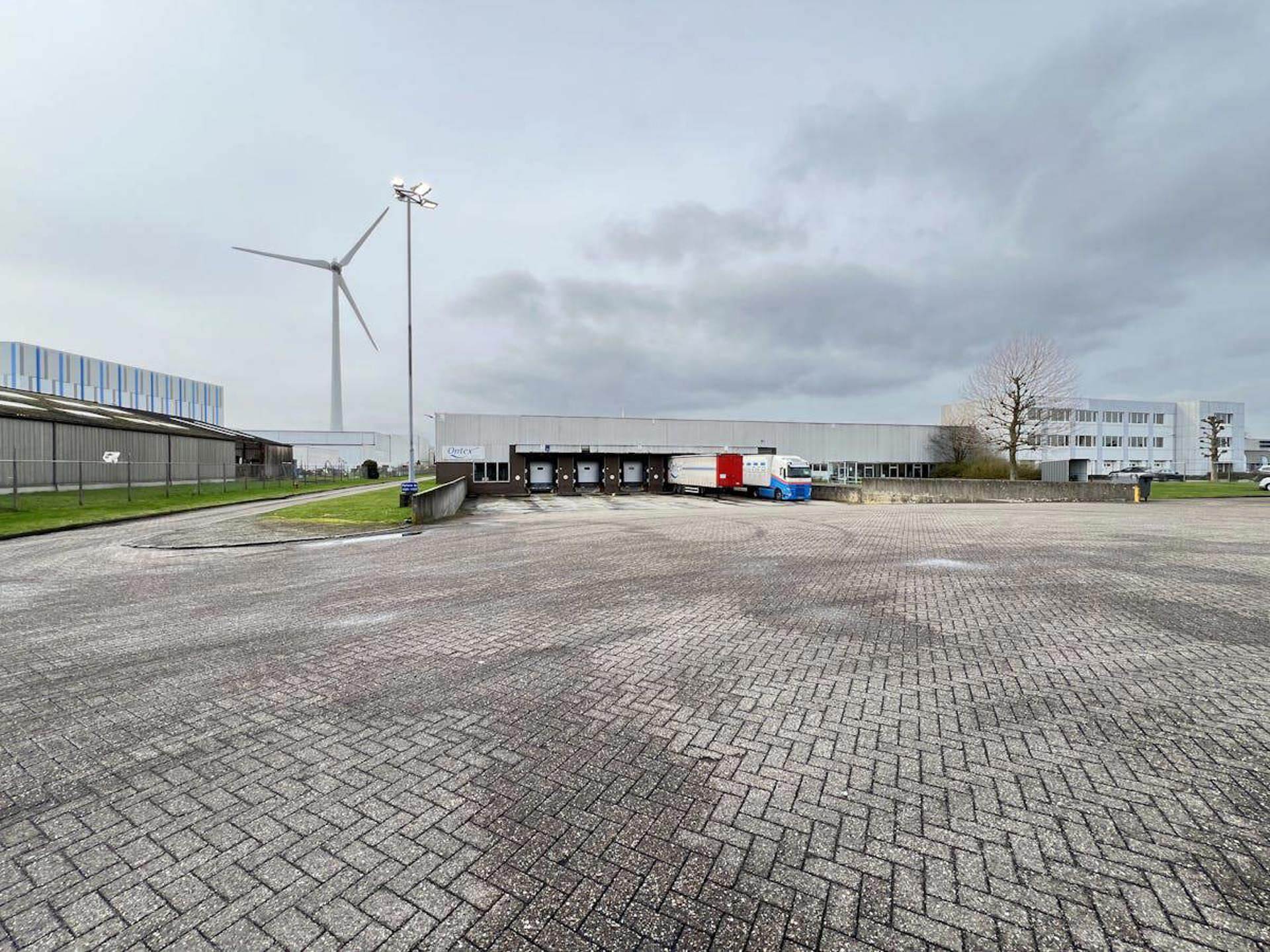 Op een centrale locatie te Dendermonde, gelegen in de industriezone 'Hoogveld', bieden wij deze logistieke ruimte te huur aan op een terrein van ca 25 323 m². Deze logistieke ruimte ligt op 1 minuut rijden van de N41 (Rijksweg) en is tevens gelegen nabij