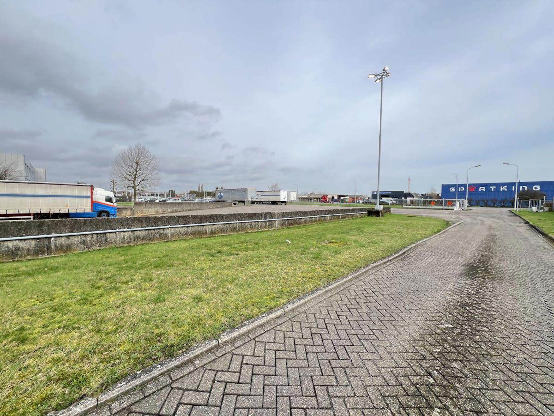 Op een centrale locatie te Dendermonde, gelegen in de industriezone 'Hoogveld', bieden wij deze logistieke ruimte te huur aan op een terrein van ca 25 323 m². Deze logistieke ruimte ligt op 1 minuut rijden van de N41 (Rijksweg) en is tevens gelegen nabij