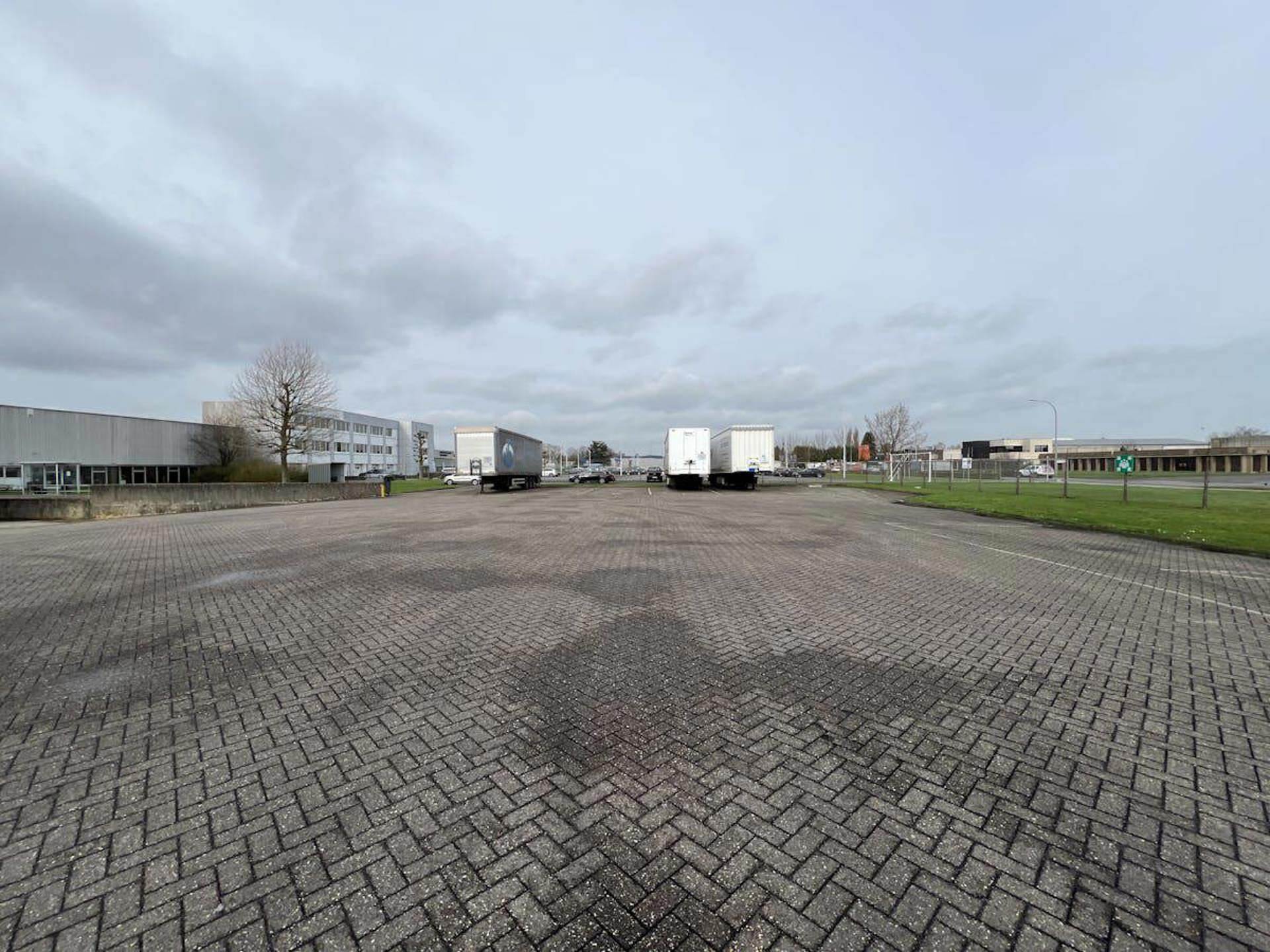 Op een centrale locatie te Dendermonde, gelegen in de industriezone 'Hoogveld', bieden wij deze logistieke ruimte te huur aan op een terrein van ca 25 323 m². Deze logistieke ruimte ligt op 1 minuut rijden van de N41 (Rijksweg) en is tevens gelegen nabij